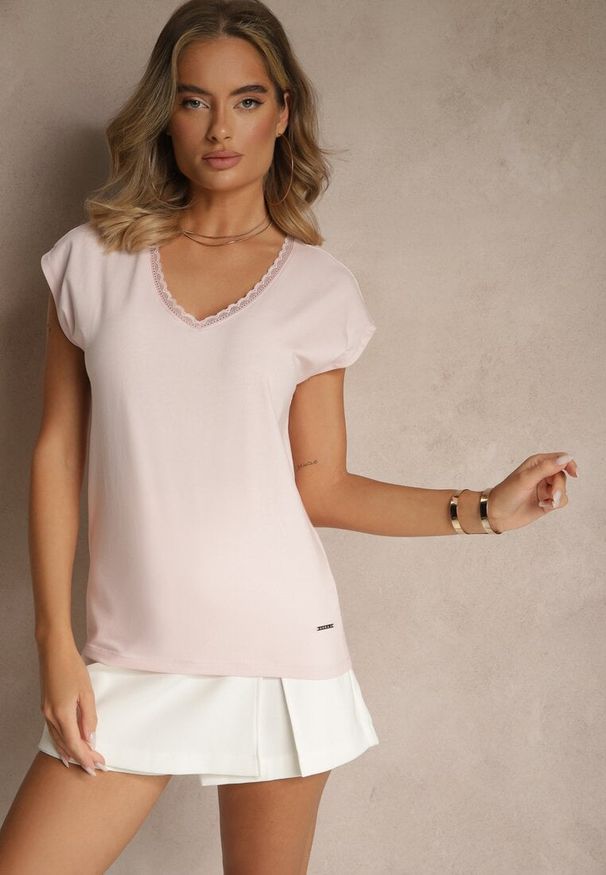 Renee - Jasnoróżowy T-shirt z Bawełny Ozdobiony Koronką Ralienne. Okazja: na co dzień. Kolor: różowy. Materiał: bawełna, koronka. Wzór: aplikacja, koronka. Styl: casual