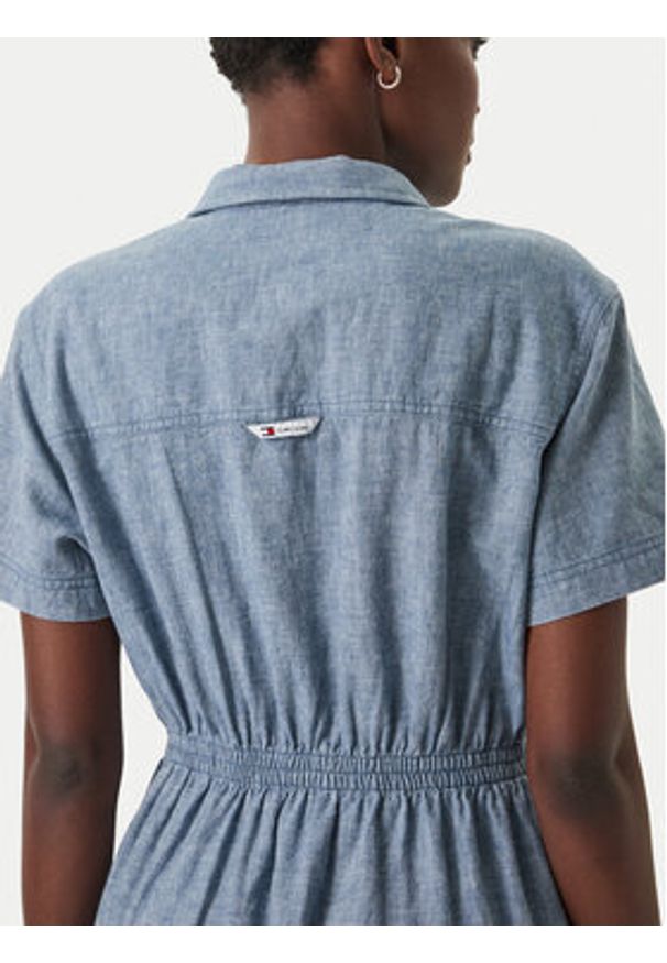 Tommy Jeans Sukienka koszulowa DW0DW18556 Niebieski Relaxed Fit. Kolor: niebieski. Materiał: bawełna. Typ sukienki: koszulowe