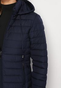 Born2be - Granatowa Pikowana Kurtka z Kapturem i Sznurkami Miviana. Okazja: na spacer. Typ kołnierza: kaptur. Kolor: niebieski. Materiał: jeans. Długość rękawa: długi rękaw. Długość: długie #2