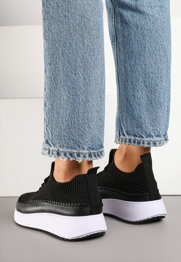 Born2be - Czarne Buty Sportowe Sneakersy z Elastycznym Cholewkami Liovanya. Okazja: na co dzień. Kolor: czarny. Materiał: jeans. Szerokość cholewki: normalna. Wzór: aplikacja