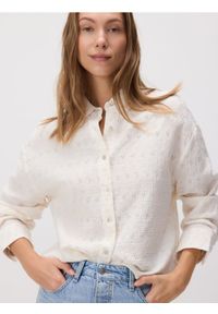 Reserved - Bawełniana koszula z ażurowym haftem - złamana biel. Materiał: bawełna. Wzór: haft, ażurowy #1