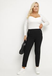 Born2be - Czarne Spodnie z Wiskozą i Ozdobnymi Guzikami Tenzina. Okazja: na co dzień. Kolor: czarny. Materiał: wiskoza. Styl: klasyczny, casual