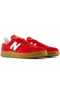Buty unisex New Balance CT500FB – czerwone. Kolor: czerwony. Materiał: zamsz, guma, nubuk. Szerokość cholewki: normalna. Sport: tenis #5