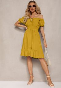 Renee - Żółta Sukienka z Wiskozy z Gumkami w Talii i Dekoltem ze Ściągaczem Tiimazela. Kolor: żółty. Materiał: wiskoza. Długość rękawa: krótki rękaw. Styl: klasyczny #3