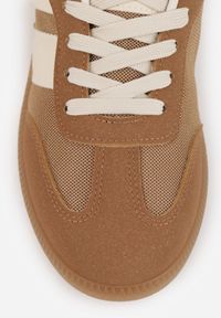 Renee - Ciemnobeżowe Sneakersy w Stylu Tenisówek Ozdobione Paskami Jenaniela. Okazja: na co dzień. Zapięcie: pasek. Kolor: beżowy. Materiał: jeans. Wzór: aplikacja #7