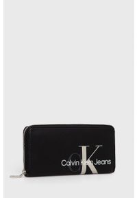 Calvin Klein Jeans Portfel + brelok damski kolor czarny. Kolor: czarny. Materiał: materiał. Wzór: gładki