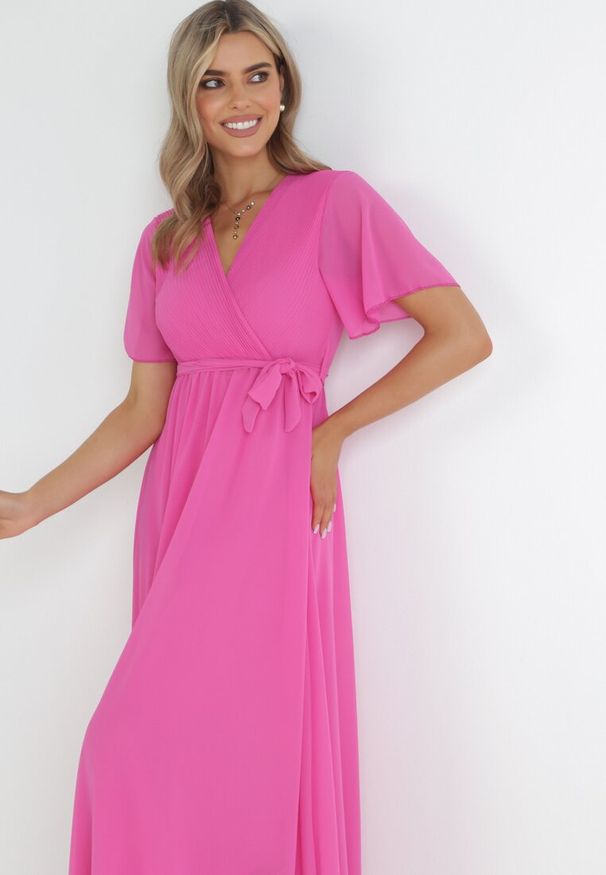 Born2be - Fuksjowa Kopertowa Sukienka z Gumką w Pasie i Plisowaną Górą Davitri. Kolor: różowy. Materiał: materiał. Długość rękawa: krótki rękaw. Typ sukienki: kopertowe. Długość: maxi