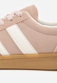 Renee - Różowe Sneakersy Typu Tenisówki Ozdobione Paskami po Bokach Fefia. Okazja: na co dzień. Zapięcie: pasek. Kolor: różowy. Materiał: jeans. Wzór: aplikacja. Sezon: wiosna #7