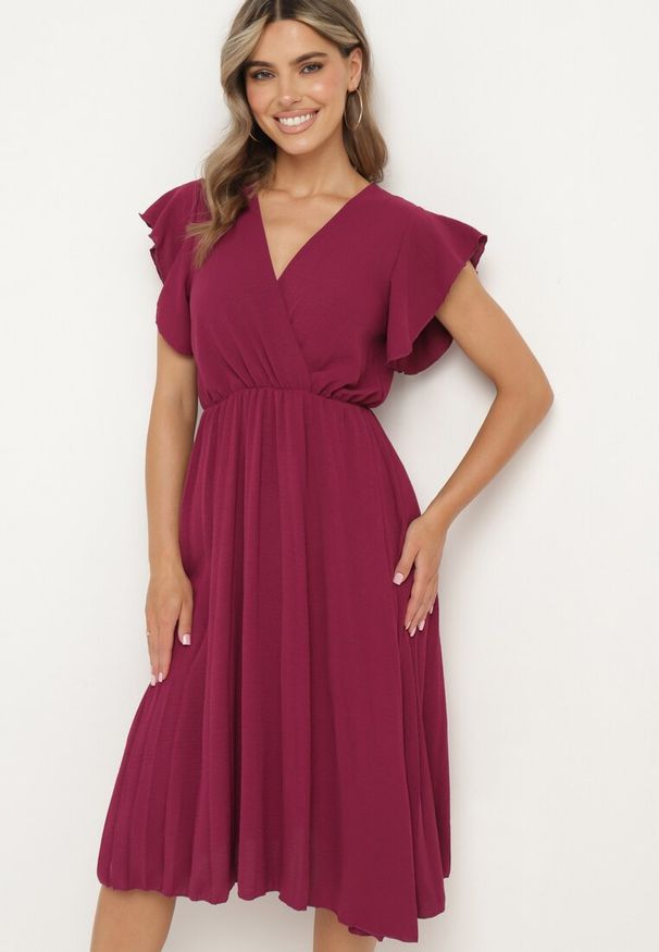 Born2be - Bordowa Plisowana Sukienka z Kopertowym Dekoltem i Gumką w Talii Waretta. Typ kołnierza: dekolt kopertowy. Kolor: czerwony. Typ sukienki: kopertowe. Styl: elegancki