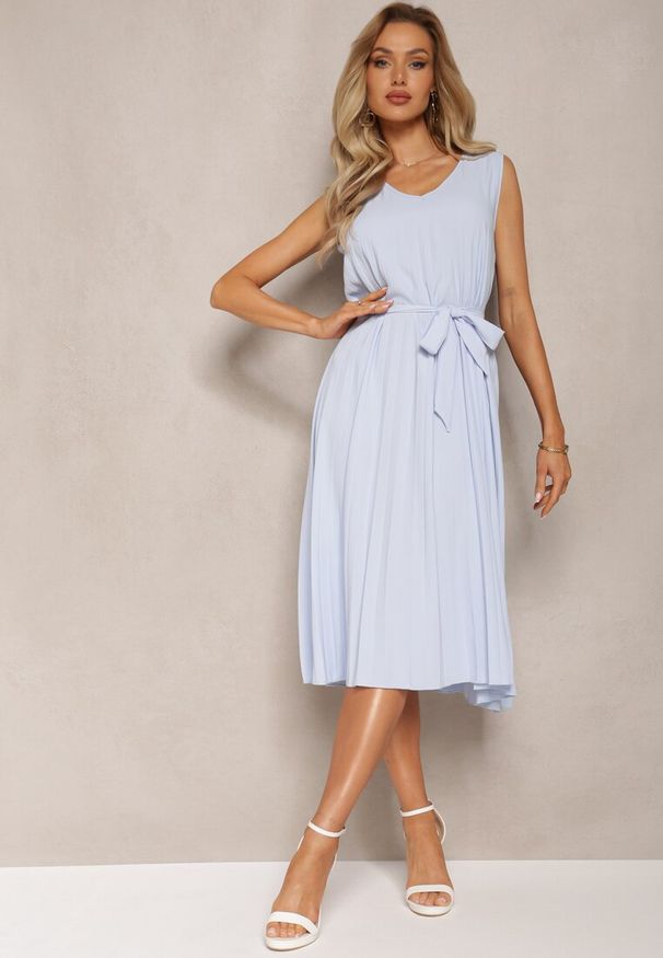 Renee - Jasnoniebieska Plisowana Sukienka Midi z Plisami na Dole i Paskiem w Talii Wrensilva. Kolor: niebieski. Materiał: materiał. Styl: elegancki. Długość: midi