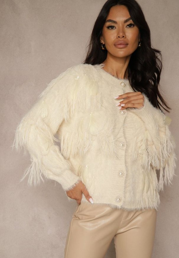 Renee - Beżowy Kardigan z Dzianiny z Wełną Imitującą Pióra z Perłowymi Guzikami Meviatta. Kolor: beżowy. Materiał: wełna, dzianina. Styl: glamour
