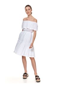 TOP SECRET - Ażurowa sukienka z odkrytymi ramionami i falbaną. Kolor: biały. Materiał: bawełna, koronka. Wzór: ażurowy. Sezon: lato. Typ sukienki: z odkrytymi ramionami. Styl: wakacyjny #7