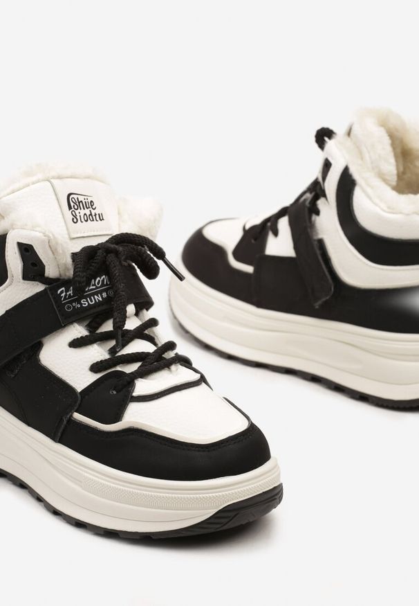 Renee - Beżowo-Czarne Płaskie Sneakersy za Kostkę z Ociepleniem Riavielle. Okazja: na co dzień. Nosek buta: okrągły. Zapięcie: zamek. Kolor: beżowy. Szerokość cholewki: normalna. Wysokość cholewki: za kostkę. Materiał: jeans, futro. Sezon: zima. Obcas: na obcasie. Wysokość obcasa: niski