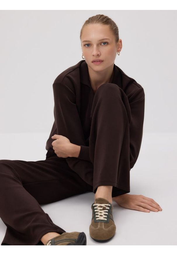 Reserved - Spodnie long leg - ciemnobrązowy. Kolor: brązowy. Materiał: dzianina