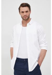 Armani Exchange koszula bawełniana męska kolor biały regular z kołnierzykiem klasycznym. Typ kołnierza: kołnierzyk klasyczny. Kolor: biały. Materiał: bawełna. Wzór: aplikacja. Styl: klasyczny