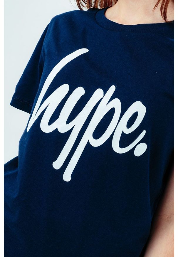 Hype t-shirt dziecięcy kolor granatowy. Okazja: na co dzień. Kolor: niebieski. Długość rękawa: krótki rękaw. Długość: krótkie. Wzór: nadruk. Styl: casual