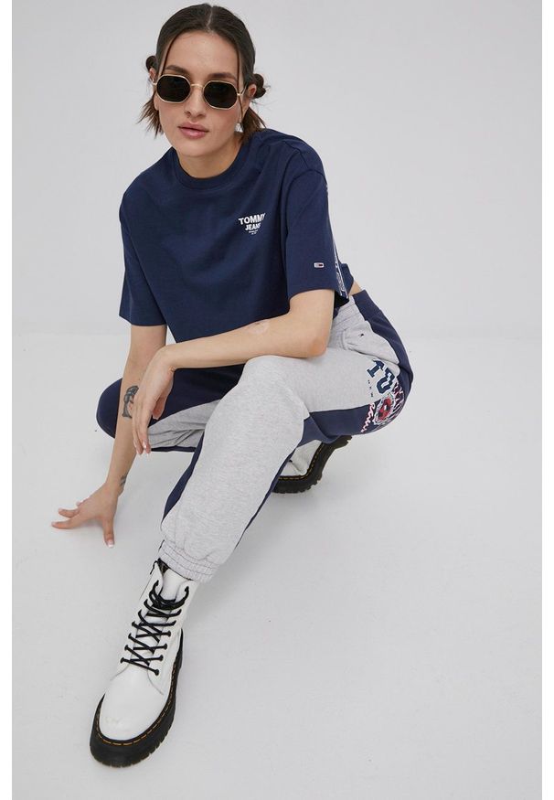 Tommy Jeans spodnie bawełniane damskie kolor granatowy melanżowe. Stan: podwyższony. Kolor: niebieski. Materiał: bawełna. Wzór: melanż