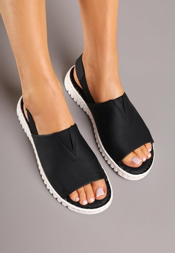 Renee - Czarne Sandały Vices z Ekozamszu na Podeszwie Zdobionej Żłobieniami Saruvelle. Okazja: na plażę, na co dzień, na spacer. Kolor: czarny. Wzór: aplikacja. Sezon: lato. Styl: casual, elegancki