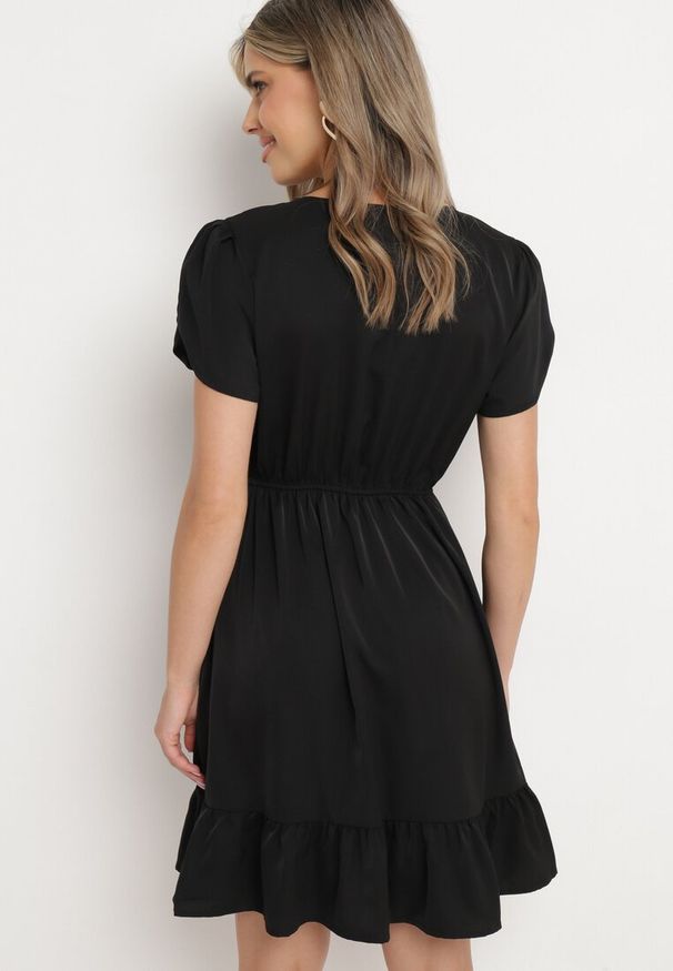 Born2be - Czarna Rozkloszowana Sukienka z Gumką w Talii i Falbanką Welimia. Kolor: czarny