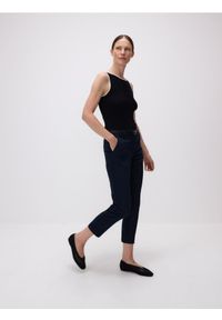 Reserved - Spodnie cygaretki z paskiem - granatowy. Kolor: niebieski. Materiał: tkanina, wiskoza