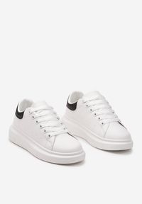Born2be - Biało-Czarne Sneakersy z Ozdobnym Zapiętkiem i Platformą Britma. Nosek buta: okrągły. Zapięcie: sznurówki. Kolor: biały. Materiał: materiał. Obcas: na platformie. Wysokość obcasa: niski