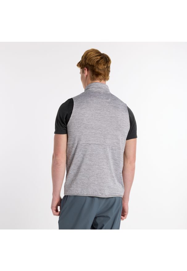 Bezrękawnik męski New Balance MV51200AG – szary. Okazja: na co dzień. Typ kołnierza: kołnierzyk stójkowy. Kolor: szary. Materiał: materiał, tkanina, skóra, poliester. Długość rękawa: bez rękawów. Wzór: aplikacja. Styl: klasyczny, casual