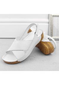 Skórzane sandały damskie na rzep białe T.Sokolski L311. Zapięcie: rzepy. Kolor: biały. Materiał: skóra. Styl: elegancki #3