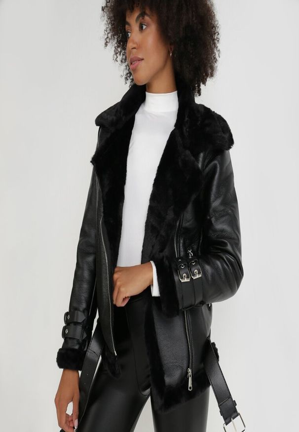 Born2be - Czarna Kurtka Biker Thalica. Okazja: na co dzień. Kolor: czarny. Materiał: futro. Długość rękawa: długi rękaw. Długość: krótkie. Wzór: aplikacja. Sezon: zima, jesień. Styl: casual