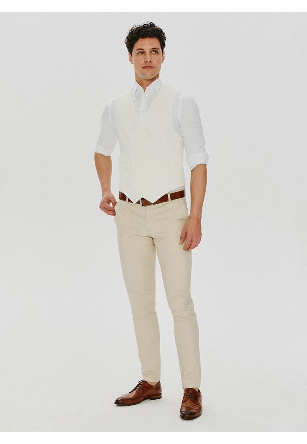 Pako Lorente - PAKO LORENTE – Beżowa dwurzędowa kamizelka męska. Okazja: na wesele, na ślub cywilny. Kolor: czerwony, brązowy, beżowy. Styl: młodzieżowy, elegancki