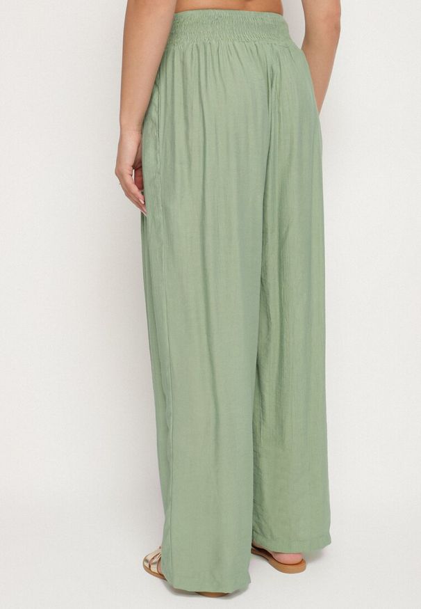 Born2be - Zielone Szerokie Spodnie z Wiskozy z Wysokim Stanem Kolianne. Okazja: na co dzień, na imprezę. Stan: podwyższony. Kolor: zielony. Materiał: wiskoza. Styl: casual, elegancki, klasyczny