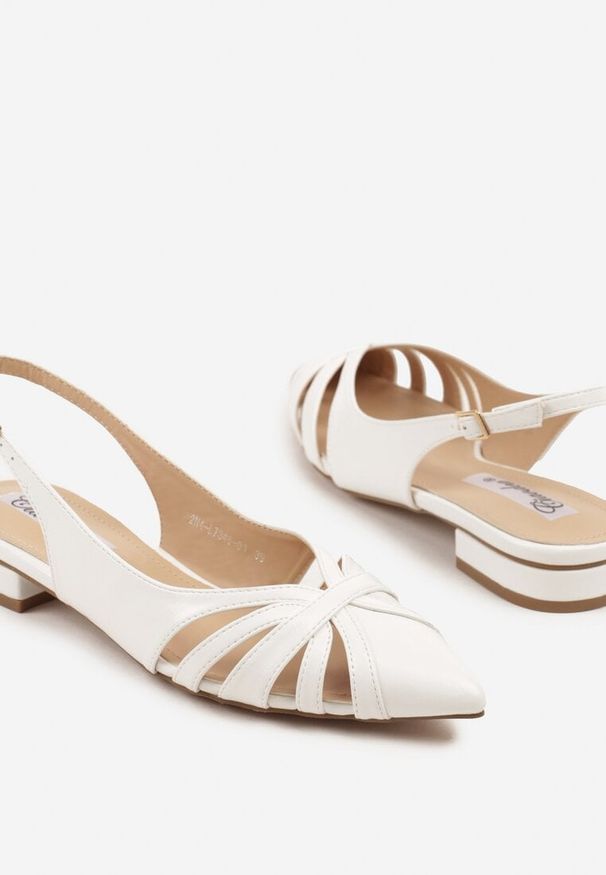 Renee - Białe Sandały Typu Slingback Ozdobione Wycięciami Tenosea. Okazja: na co dzień, do pracy. Zapięcie: sprzączka. Kolor: biały. Materiał: skóra. Wzór: aplikacja. Styl: elegancki, klasyczny, casual