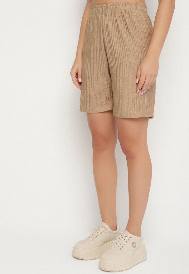 Born2be - Beżowy Komplet Koszulka i Szorty z Tłoczonym Wzorem Halinnaia. Kolor: beżowy