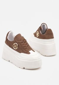 Born2be - Ciemnobeżowe Sneakersy Vices na Platformie Zdobione Okrągłą Aplikacją Wodvire. Okazja: na co dzień, na spacer. Nosek buta: okrągły. Kolor: beżowy. Materiał: jeans. Szerokość cholewki: normalna. Wzór: aplikacja. Obcas: na platformie. Sport: turystyka piesza