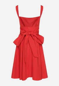 Born2be - Czerwona Sukienka Rozkloszowana z Ozdobną Kokardą na Plecach Sonarisea. Typ kołnierza: kokarda. Kolor: czerwony. Typ sukienki: rozkloszowane. Styl: klasyczny #5