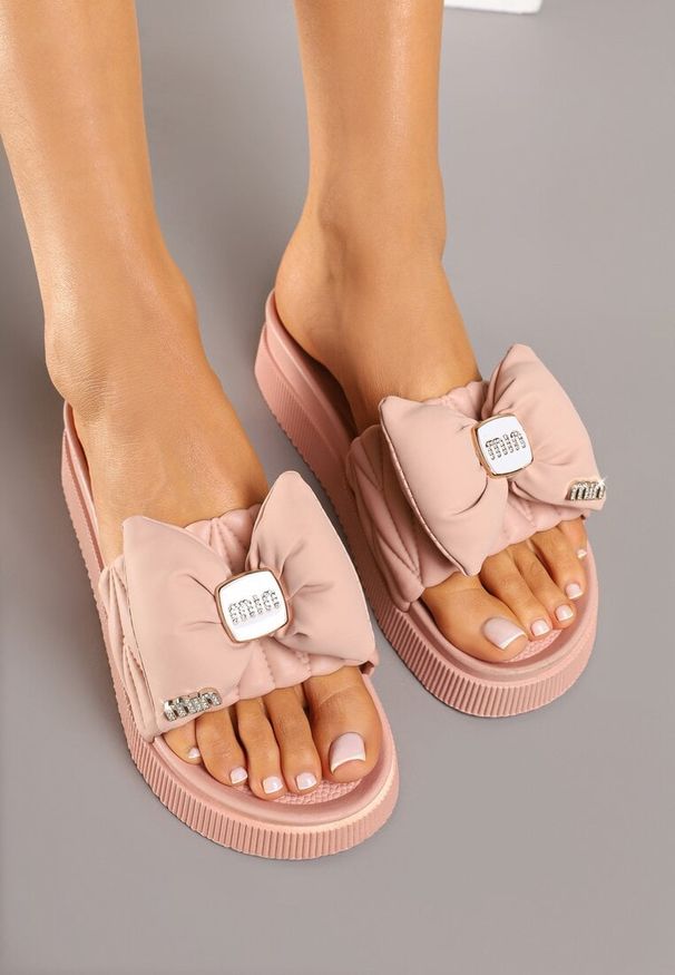 Born2be - Różowe Klapki na Grubej Podeszwie Zdobione Aplikacją z Kokardą Ulosiwena. Okazja: na plażę. Kolor: różowy. Materiał: jeans. Wzór: aplikacja. Sezon: lato. Styl: klasyczny, elegancki