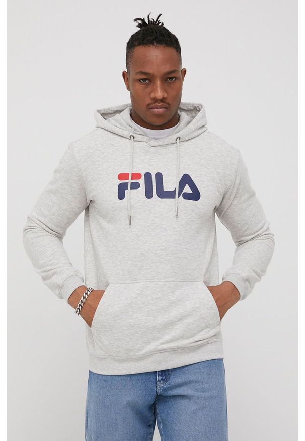 Fila bluza Barumini męska kolor szary z kapturem z nadrukiem. Okazja: na co dzień. Typ kołnierza: kaptur. Kolor: szary. Materiał: dzianina. Wzór: nadruk. Styl: casual