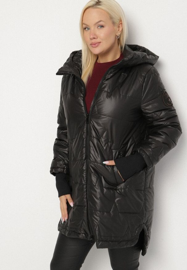 Born2be - Czarna Przejściowa Kurtka z Pikowanymi Przeszyciami Fesinoa. Okazja: na co dzień, na spacer. Typ kołnierza: kaptur. Kolekcja: plus size. Kolor: czarny. Materiał: jeans. Styl: casual