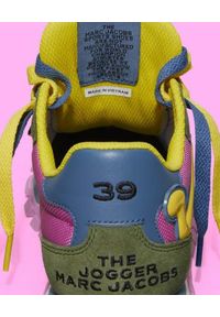 THE MARC JACOBS - Kolorowe sneakersy The Jogger. Nosek buta: okrągły. Kolor: zielony. Materiał: tkanina, zamsz. Wzór: kolorowy #4