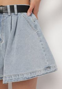Born2be - Jasnoniebieskie Bawełniane Szorty z Wysokim Stanem i Paskiem Devne. Okazja: na co dzień. Stan: podwyższony. Kolor: niebieski. Materiał: bawełna. Styl: casual #6