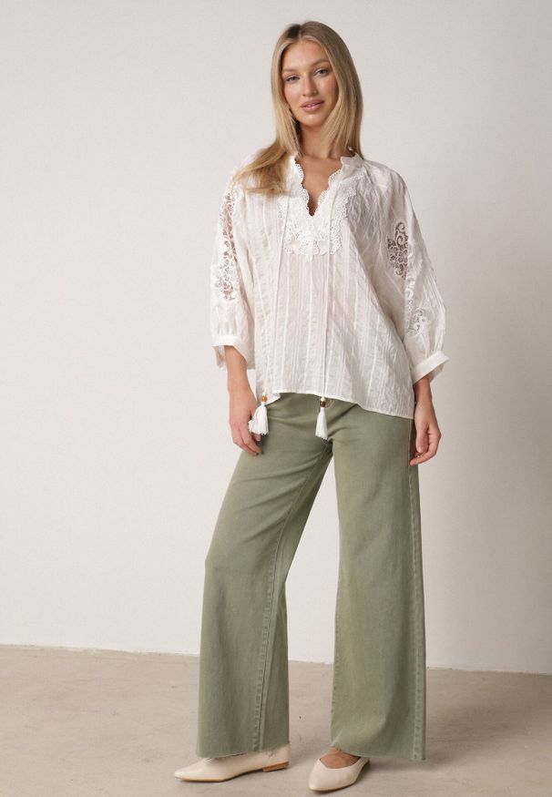 Born2be - Biała Rustykalna Bluzka z Tencelu Ozdobiona Wiązaniem Koronką i Koralikami Sachi. Okazja: na co dzień. Kolor: biały. Materiał: koronka. Długość rękawa: długi rękaw. Długość: długie. Wzór: aplikacja, koronka. Styl: casual