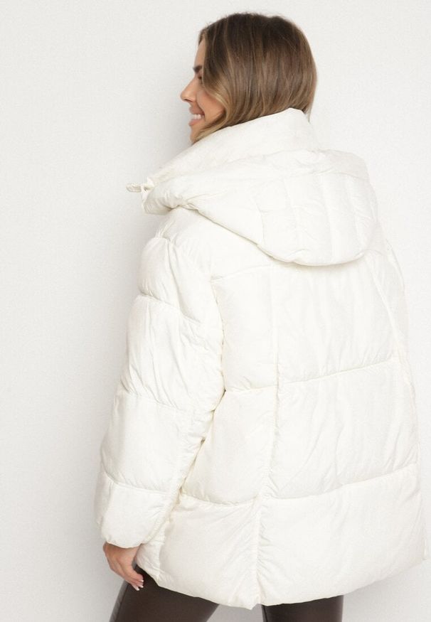 Born2be - Biała Pikowana Kurtka o Kroju Oversize z Kapturem Galandia. Okazja: na spacer, na co dzień. Typ kołnierza: kaptur. Kolor: biały. Materiał: jeans, poliester. Styl: casual, elegancki