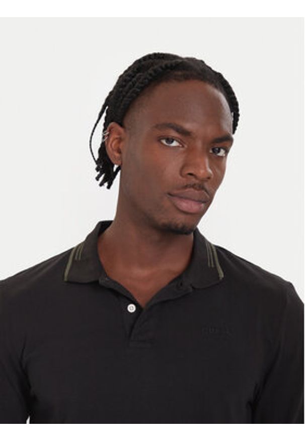 Guess Polo M5BP58 K7O64 Czarny Slim Fit. Typ kołnierza: polo. Kolor: czarny. Materiał: bawełna