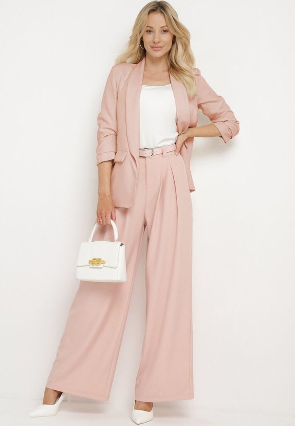 Born2be - Różowe Szerokie Spodnie Palazzo z Wysokim Stanem i Paskiem z Ekoskóry oraz Metalową Klamrą Ninna. Okazja: na co dzień, na spotkanie biznesowe, do pracy. Stan: podwyższony. Kolor: różowy. Styl: biznesowy, casual