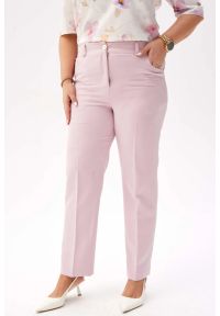 Moda Size Plus Iwanek - Eleganckie spodnie Eleonora w kolorze pudrowego różu PLUS SIZE XXL. Okazja: na spotkanie biznesowe, na co dzień. Kolekcja: plus size. Kolor: różowy. Materiał: tkanina, elastan, poliester, materiał. Długość: krótkie. Styl: elegancki