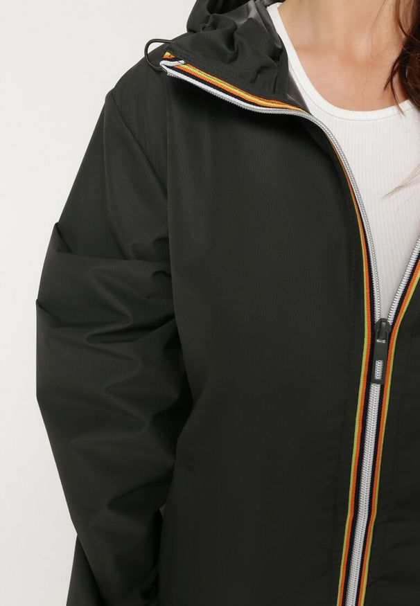 Born2be - Ciemnozielona Kurtka Wiatrówka o Wydłużonym Fasonie z Kapturem Axerinta. Typ kołnierza: kaptur. Kolor: zielony. Styl: klasyczny