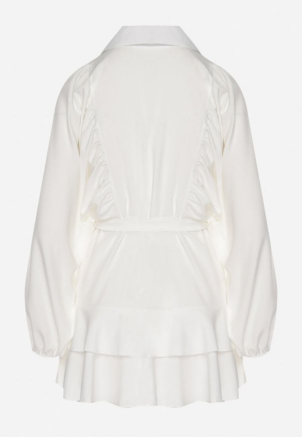 Born2be - Biała Sukienka Ozdobiona Paskiem i Falbanami Divilena. Okazja: na co dzień. Kolor: biały. Materiał: jeans. Wzór: aplikacja. Styl: casual, elegancki