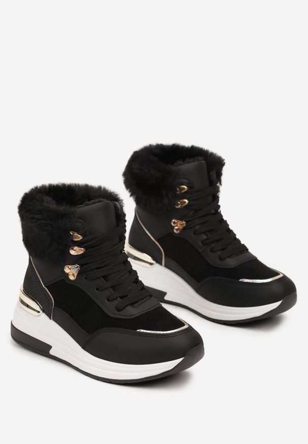 Born2be - Czarne Sneakersy na Ukrytym Koturnie z Futerkową Wstawką i Metalicznym Akcentem Kaivn. Okazja: na co dzień. Zapięcie: sznurówki. Kolor: czarny. Materiał: jeans. Szerokość cholewki: normalna. Wzór: aplikacja. Obcas: na koturnie