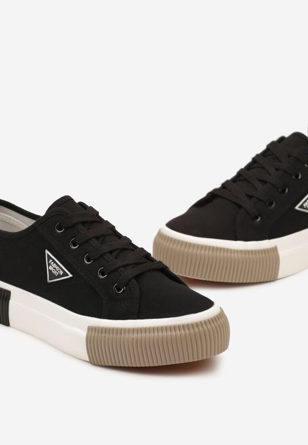Renee - Czarne Trampki ze Sznurowaniem Zdobione Metalową Aplikacją Vimeria. Kolor: czarny. Materiał: jeans. Wzór: aplikacja. Obcas: na płaskiej podeszwie. Styl: sportowy, klasyczny