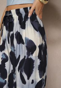 Renee - Niebieskie Szerokie Spodnie High Waist z Wiskozą w Panterkowy Wzór Zeviera. Okazja: na co dzień. Stan: podwyższony. Kolor: niebieski. Materiał: wiskoza. Styl: elegancki, casual #4