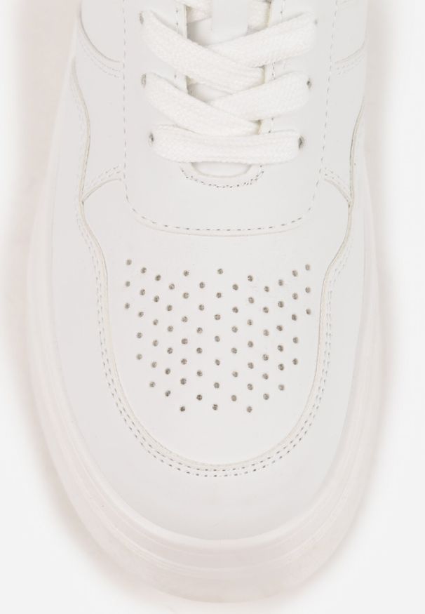 Born2be - Białe Sznurowane Sneakersy Vices na Grubej Podeszwie Ozdobiona Napisem Annalira. Okazja: na co dzień. Zapięcie: sznurówki. Kolor: biały. Materiał: jeans. Wzór: napisy, aplikacja. Obcas: na obcasie. Wysokość obcasa: niski